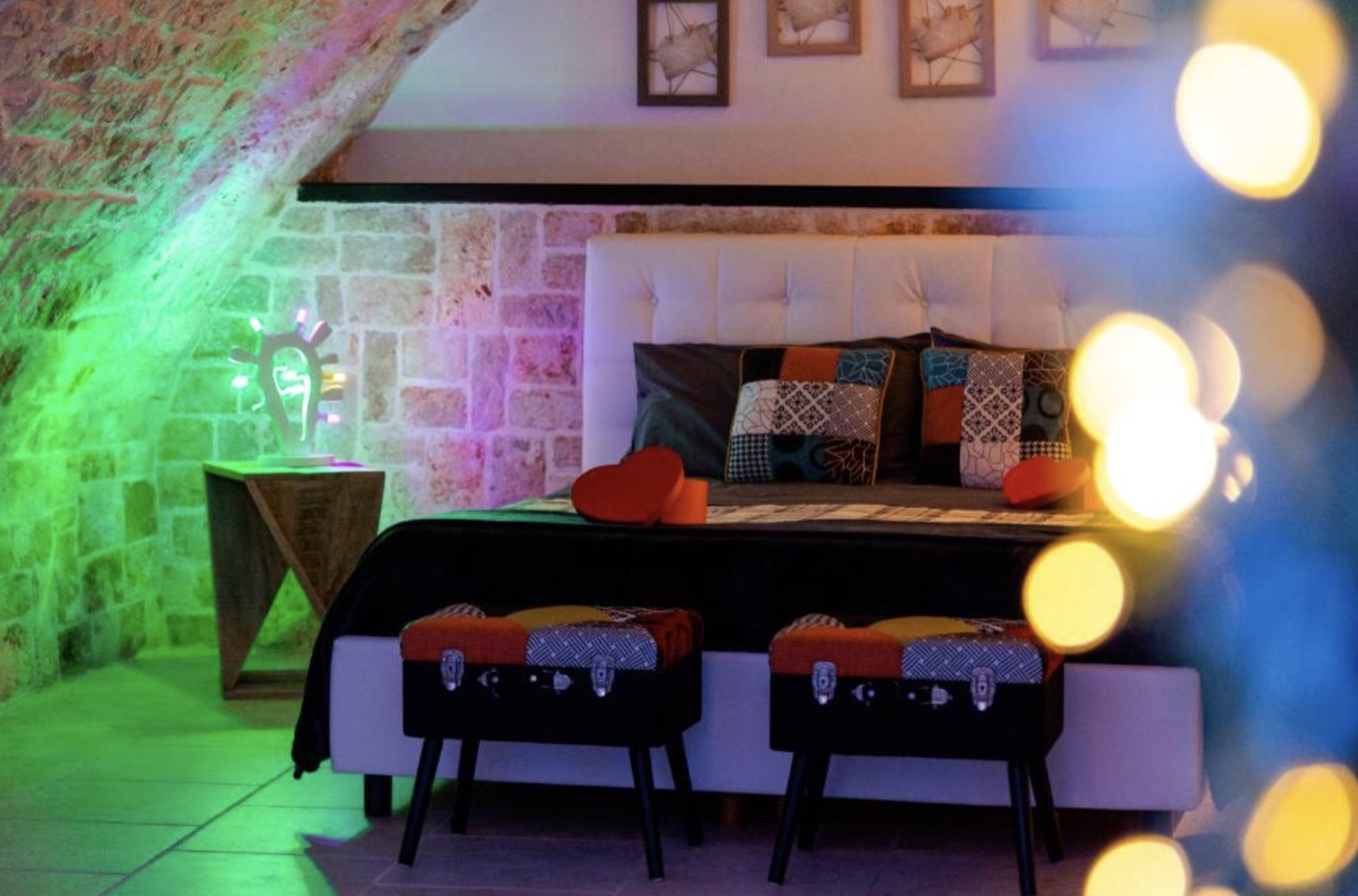 La camera allestita con dettagli romantici, tra cuscini patchwork e cuori
