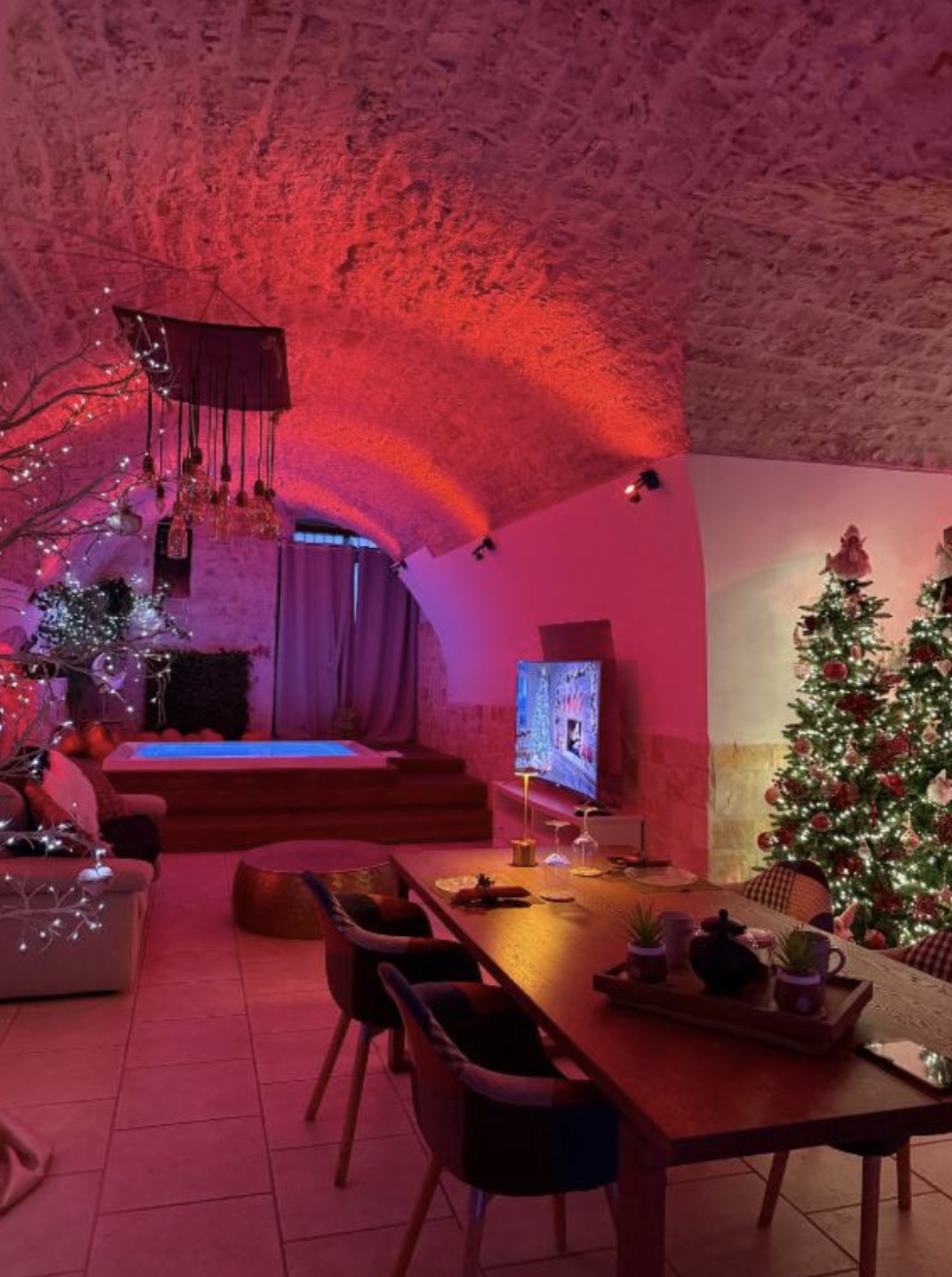 L'ambiente living nell'atmosfera delle feste, tra luci calde e albero addobbato