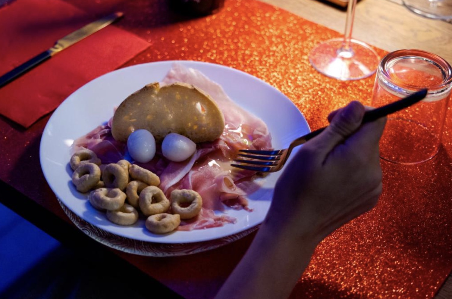 Un piatto della tradizione pugliese, con salumi e taralli