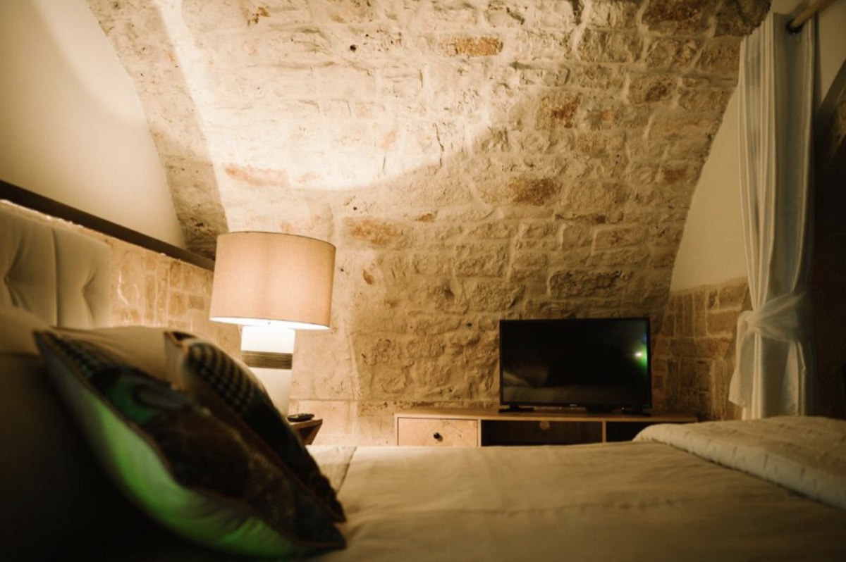 La suite di Apulia Suite a Castellana Grotte, in pietra pugliese, con vasca idromassaggio privata sotto la volta a botte